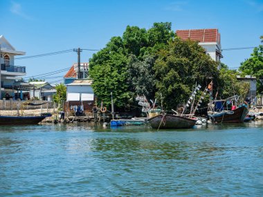 HOI AN, VIETNAM - 25 Mayıs 2024: Turistler bambudan yapılmış yuvarlak sepetin keyfini çıkarın Cam thanh köyünde yaşayan eşsiz bir Vietnamlı..