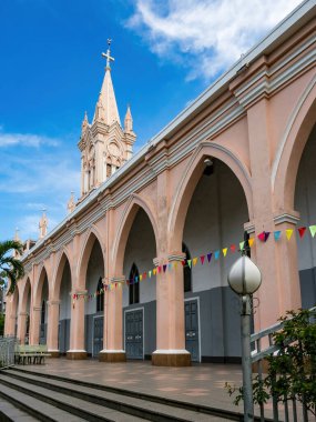 Da Nang, Vietnam - 24 Mayıs 2024 Da Nang Catheral cephe Da nang, Vietnam. Piskoposluk şu anki haliyle 18 Ocak 1963 'te kuruldu..