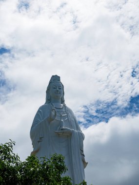 Da Nang, Vietnam - 24 Mayıs 2024: Vietnam 'daki Linh Ung Pagoda turist ziyareti, altı yıllık inşaatın ardından Temmuz 2010' da açılmasından bu yana popüler bir seyahat merkezi haline geldi..