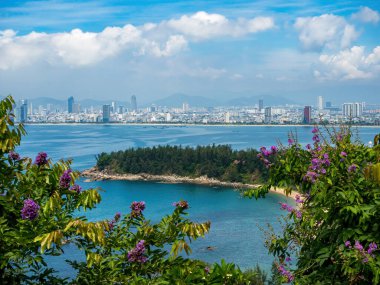 Da Nang, Vietnam - 24 Mayıs 2024: Vietnam 'daki Linh Ung Pagoda turist ziyareti, altı yıllık inşaatın ardından Temmuz 2010' da açılmasından bu yana popüler bir seyahat merkezi haline geldi..