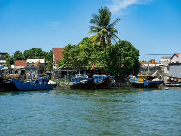 HOI AN, VIETNAM - 25 Mayıs 2024: Turistler bambudan yapılmış yuvarlak sepetin keyfini çıkarın Cam thanh köyünde yaşayan eşsiz bir Vietnamlı..