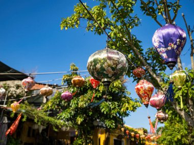 HOI AN, VİETNAM - 25 Mayıs 2024: Quang Nam vilayetindeki Hoi An antik kenti, UNESCO dünya mirası. Vietnam. Hoi An, Vietnam 'ın en popüler yerlerinden biridir..