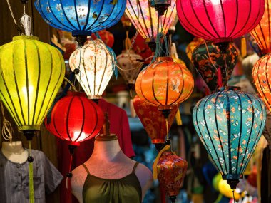HOI AN, VİETNAM - 25 Mayıs 2024: Quang Nam vilayetindeki Hoi An antik kenti, UNESCO dünya mirası. Vietnam. Hoi An, Vietnam 'ın en popüler yerlerinden biridir..