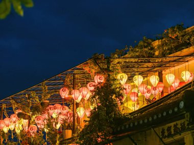 HOI AN, VİETNAM - 25 Mayıs 2024: Quang Nam vilayetindeki Hoi An antik kenti, UNESCO dünya mirası. Vietnam. Hoi An, Vietnam 'ın en popüler yerlerinden biridir..