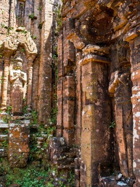 Quang Nam, Vietnam - 26 Mayıs 2024: Oğlum Sığınağı 'ndaki turistler, 4 ve 13. yüzyıllar arasında eşsiz bir kültür olan Hinduizm, Vietnam kıyılarında gelişmiştir..