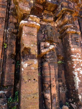 Quang Nam, Vietnam - 26 Mayıs 2024: Oğlum Sığınağı 'ndaki turistler, 4 ve 13. yüzyıllar arasında eşsiz bir kültür olan Hinduizm, Vietnam kıyılarında gelişmiştir..