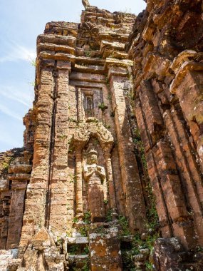 Quang Nam, Vietnam - 26 Mayıs 2024: Oğlum Sığınağı 'ndaki turistler, 4 ve 13. yüzyıllar arasında eşsiz bir kültür olan Hinduizm, Vietnam kıyılarında gelişmiştir..