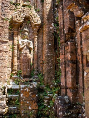 Quang Nam, Vietnam - 26 Mayıs 2024: Oğlum Sığınağı 'ndaki turistler, 4 ve 13. yüzyıllar arasında eşsiz bir kültür olan Hinduizm, Vietnam kıyılarında gelişmiştir..