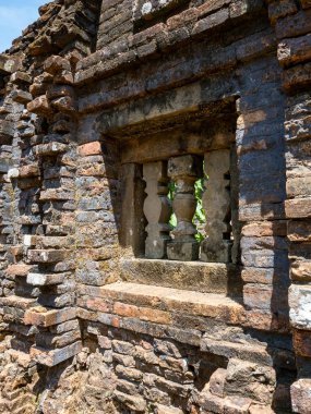 Quang Nam, Vietnam - 26 Mayıs 2024: Oğlum Sığınağı 'ndaki turistler, 4 ve 13. yüzyıllar arasında eşsiz bir kültür olan Hinduizm, Vietnam kıyılarında gelişmiştir..