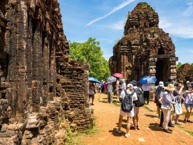 Quang Nam, Vietnam - 26 Mayıs 2024: Oğlum Sığınağı 'ndaki turistler, 4 ve 13. yüzyıllar arasında eşsiz bir kültür olan Hinduizm, Vietnam kıyılarında gelişmiştir..