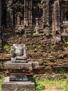 Quang Nam, Vietnam - 26 Mayıs 2024: Oğlum Sığınağı 'ndaki turistler, 4 ve 13. yüzyıllar arasında eşsiz bir kültür olan Hinduizm, Vietnam kıyılarında gelişmiştir..