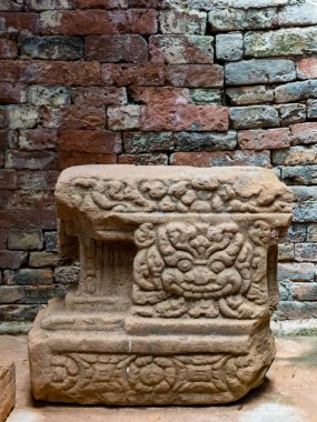 Quang Nam, Vietnam - 26 Mayıs 2024: Oğlum Sığınağı 'ndaki turistler, 4 ve 13. yüzyıllar arasında eşsiz bir kültür olan Hinduizm, Vietnam kıyılarında gelişmiştir..