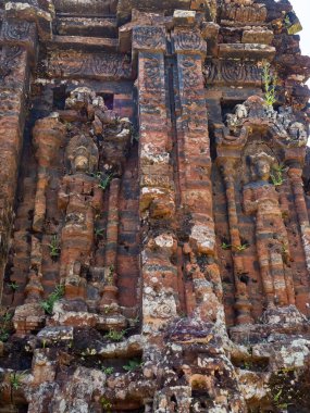 Quang Nam, Vietnam - 26 Mayıs 2024: Oğlum Sığınağı 'ndaki turistler, 4 ve 13. yüzyıllar arasında eşsiz bir kültür olan Hinduizm, Vietnam kıyılarında gelişmiştir..