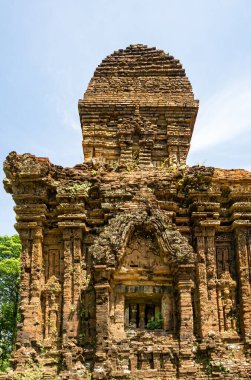 Quang Nam, Vietnam - 26 Mayıs 2024: Oğlum Sığınağı 'ndaki turistler, 4 ve 13. yüzyıllar arasında eşsiz bir kültür olan Hinduizm, Vietnam kıyılarında gelişmiştir..