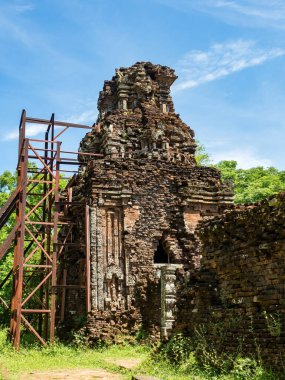 Quang Nam, Vietnam - 26 Mayıs 2024: Oğlum Sığınağı 'ndaki turistler, 4 ve 13. yüzyıllar arasında eşsiz bir kültür olan Hinduizm, Vietnam kıyılarında gelişmiştir..
