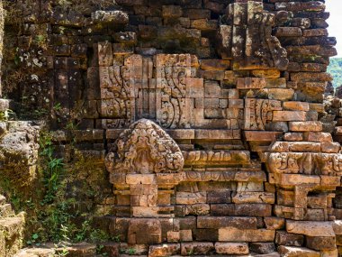 Quang Nam, Vietnam - 26 Mayıs 2024: Oğlum Sığınağı 'ndaki turistler, 4 ve 13. yüzyıllar arasında eşsiz bir kültür olan Hinduizm, Vietnam kıyılarında gelişmiştir..