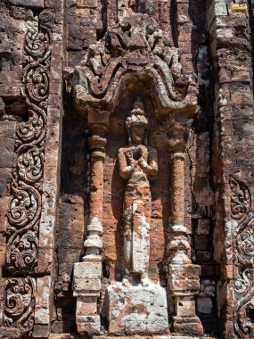 Quang Nam, Vietnam - 26 Mayıs 2024: Oğlum Sığınağı 'ndaki turistler, 4 ve 13. yüzyıllar arasında eşsiz bir kültür olan Hinduizm, Vietnam kıyılarında gelişmiştir..