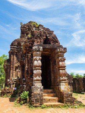 Quang Nam, Vietnam - 26 Mayıs 2024: Oğlum Sığınağı 'ndaki turistler, 4 ve 13. yüzyıllar arasında eşsiz bir kültür olan Hinduizm, Vietnam kıyılarında gelişmiştir..