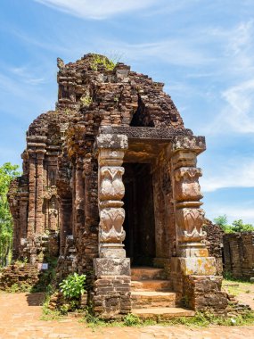 Quang Nam, Vietnam - 26 Mayıs 2024: Oğlum Sığınağı 'ndaki turistler, 4 ve 13. yüzyıllar arasında eşsiz bir kültür olan Hinduizm, Vietnam kıyılarında gelişmiştir..