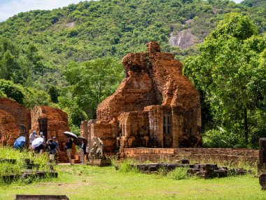 Quang Nam, Vietnam - 26 Mayıs 2024: Oğlum Sığınağı 'ndaki turistler, 4 ve 13. yüzyıllar arasında eşsiz bir kültür olan Hinduizm, Vietnam kıyılarında gelişmiştir..