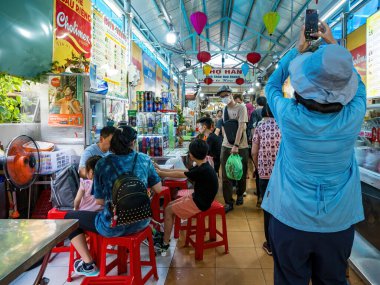 Da Nang, Vietnam - 26 Mayıs 2024: Cho Han Pazarı giysi, yerel gıda el işleri ve hediyelik eşya için büyük bir turizm pazarı, 1940 yılındaki Fransız işgalinden beri faaliyet gösteriyor..