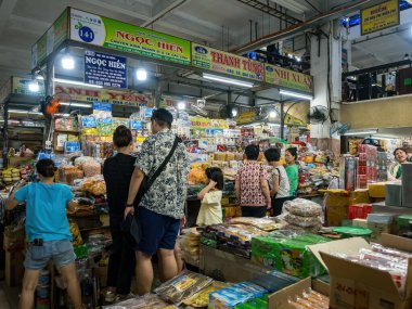 Da Nang, Vietnam - 26 Mayıs 2024: Cho Han Pazarı giysi, yerel gıda el işleri ve hediyelik eşya için büyük bir turizm pazarı, 1940 yılındaki Fransız işgalinden beri faaliyet gösteriyor..