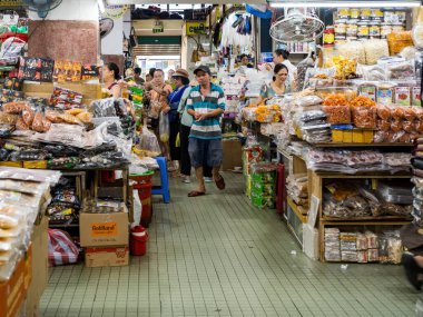 Da Nang, Vietnam - 26 Mayıs 2024: Cho Han Pazarı giysi, yerel gıda el işleri ve hediyelik eşya için büyük bir turizm pazarı, 1940 yılındaki Fransız işgalinden beri faaliyet gösteriyor..