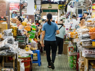 Da Nang, Vietnam - 26 Mayıs 2024: Cho Han Pazarı giysi, yerel gıda el işleri ve hediyelik eşya için büyük bir turizm pazarı, 1940 yılındaki Fransız işgalinden beri faaliyet gösteriyor..