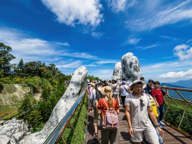 Da Nang, Vietnam -28 Mayıs 2024: Sun World Ba Na Hills, Vietnam 'ın en yüksek seviyesiyle eğlenceyi birleştiren, kablo hatlarında seyahat eden ve arka arkaya ilkel ormanı izleyen bir tatil beldesi..