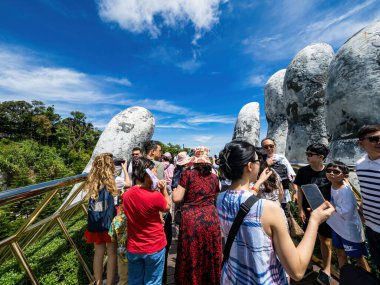 Da Nang, Vietnam -28 Mayıs 2024: Sun World Ba Na Hills, Vietnam 'ın en yüksek seviyesiyle eğlenceyi birleştiren, kablo hatlarında seyahat eden ve arka arkaya ilkel ormanı izleyen bir tatil beldesi..