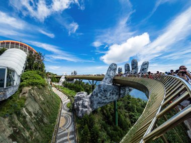 Da Nang, Vietnam -28 Mayıs 2024: Sun World Ba Na Hills, Vietnam 'ın en yüksek seviyesiyle eğlenceyi birleştiren, kablo hatlarında seyahat eden ve arka arkaya ilkel ormanı izleyen bir tatil beldesi..