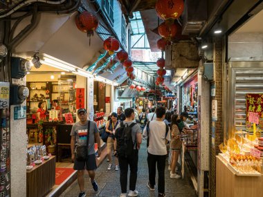 YENİ TAIPEI TAIWAN - 27 Ağustos 2024: Gezen ve alışveriş yapan turistlerle Jiufen eski caddesi. Geleneksel Çin fenerleri dar sokaklar boyunca asılı. Taipei yakınlarında popüler bir seyahat merkezidir..