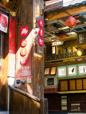 YENİ TAIPEI TAIWAN - 27 Ağustos 2024: Gezen ve alışveriş yapan turistlerle Jiufen eski caddesi. Geleneksel Çin fenerleri dar sokaklar boyunca asılı. Taipei yakınlarında popüler bir seyahat merkezidir..