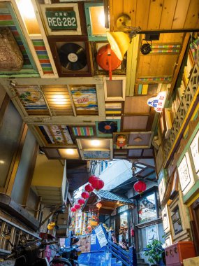 YENİ TAIPEI TAIWAN - 27 Ağustos 2024: Gezen ve alışveriş yapan turistlerle Jiufen eski caddesi. Geleneksel Çin fenerleri dar sokaklar boyunca asılı. Taipei yakınlarında popüler bir seyahat merkezidir..