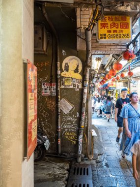 YENİ TAIPEI TAIWAN - 27 Ağustos 2024: Gezen ve alışveriş yapan turistlerle Jiufen eski caddesi. Geleneksel Çin fenerleri dar sokaklar boyunca asılı. Taipei yakınlarında popüler bir seyahat merkezidir..