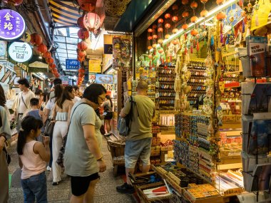 YENİ TAIPEI TAIWAN - 27 Ağustos 2024: Gezen ve alışveriş yapan turistlerle Jiufen eski caddesi. Geleneksel Çin fenerleri dar sokaklar boyunca asılı. Taipei yakınlarında popüler bir seyahat merkezidir..