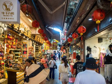 kırmızı gül, işlenmiş demir çit, doğa, romantizm, yeşillik, bahçe, çiçek, güzellik, aşk, tırmanma gülü, gür yapraklar, zarif, doğal, açık hava, bitki, çiçek, yakın plan, canlı renkler, taze, yeşil yapraklar, çiçek tasarımı, dekoratif, demircilik, sarmaşık, c