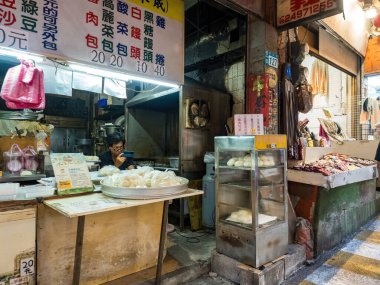 YENİ TAIPEI TAIWAN - 27 Ağustos 2024: Gezen ve alışveriş yapan turistlerle Jiufen eski caddesi. Geleneksel Çin fenerleri dar sokaklar boyunca asılı. Taipei yakınlarında popüler bir seyahat merkezidir..