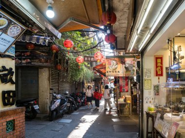 YENİ TAIPEI TAIWAN - 27 Ağustos 2024: Gezen ve alışveriş yapan turistlerle Jiufen eski caddesi. Geleneksel Çin fenerleri dar sokaklar boyunca asılı. Taipei yakınlarında popüler bir seyahat merkezidir..