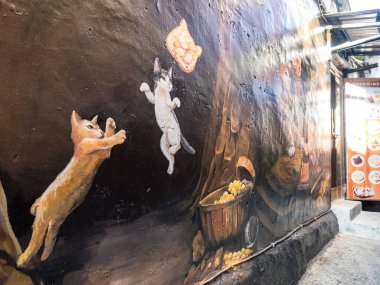 YENİ TAIPEI TAIWAN - 27 Ağustos 2024: Gezen ve alışveriş yapan turistlerle Jiufen eski caddesi. Geleneksel Çin fenerleri dar sokaklar boyunca asılı. Taipei yakınlarında popüler bir seyahat merkezidir..