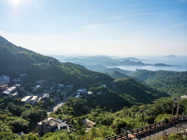 YENİ TAIPEI TAIWAN - 27 Ağustos 2024: Gezen ve alışveriş yapan turistlerle Jiufen eski caddesi. Geleneksel Çin fenerleri dar sokaklar boyunca asılı. Taipei yakınlarında popüler bir seyahat merkezidir..