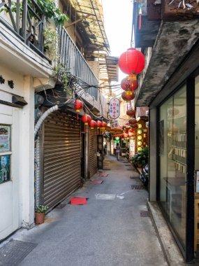 YENİ TAIPEI TAIWAN - 27 Ağustos 2024: Gezen ve alışveriş yapan turistlerle Jiufen eski caddesi. Geleneksel Çin fenerleri dar sokaklar boyunca asılı. Taipei yakınlarında popüler bir seyahat merkezidir..