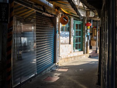 YENİ TAIPEI TAIWAN - 27 Ağustos 2024: Gezen ve alışveriş yapan turistlerle Jiufen eski caddesi. Geleneksel Çin fenerleri dar sokaklar boyunca asılı. Taipei yakınlarında popüler bir seyahat merkezidir..
