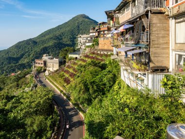 YENİ TAIPEI TAIWAN - 27 Ağustos 2024: Gezen ve alışveriş yapan turistlerle Jiufen eski caddesi. Geleneksel Çin fenerleri dar sokaklar boyunca asılı. Taipei yakınlarında popüler bir seyahat merkezidir..