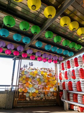 YENİ TAIPEI TAIWAN - 27 Ağustos 2024: Gezen ve alışveriş yapan turistlerle Jiufen eski caddesi. Geleneksel Çin fenerleri dar sokaklar boyunca asılı. Taipei yakınlarında popüler bir seyahat merkezidir..