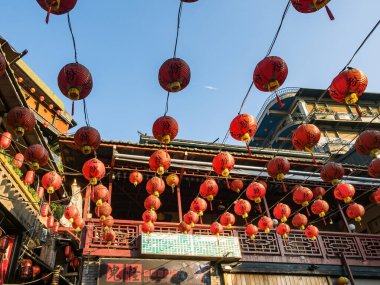 YENİ TAIPEI TAIWAN - 27 Ağustos 2024: Gezen ve alışveriş yapan turistlerle Jiufen eski caddesi. Geleneksel Çin fenerleri dar sokaklar boyunca asılı. Taipei yakınlarında popüler bir seyahat merkezidir..