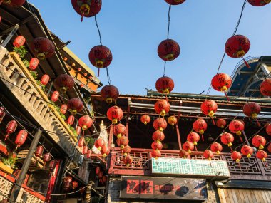 YENİ TAIPEI TAIWAN - 27 Ağustos 2024: Gezen ve alışveriş yapan turistlerle Jiufen eski caddesi. Geleneksel Çin fenerleri dar sokaklar boyunca asılı. Taipei yakınlarında popüler bir seyahat merkezidir..