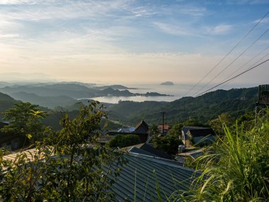 YENİ TAIPEI TAIWAN - 27 Ağustos 2024: Gezen ve alışveriş yapan turistlerle Jiufen eski caddesi. Geleneksel Çin fenerleri dar sokaklar boyunca asılı. Taipei yakınlarında popüler bir seyahat merkezidir..