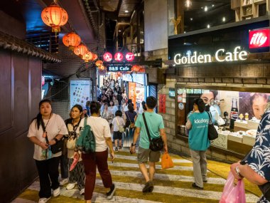 YENİ TAIPEI TAIWAN - 27 Ağustos 2024: Gezen ve alışveriş yapan turistlerle Jiufen eski caddesi. Geleneksel Çin fenerleri dar sokaklar boyunca asılı. Taipei yakınlarında popüler bir seyahat merkezidir..