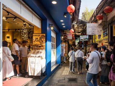 YENİ TAIPEI TAIWAN - 27 Ağustos 2024: Gezen ve alışveriş yapan turistlerle Jiufen eski caddesi. Geleneksel Çin fenerleri dar sokaklar boyunca asılı. Taipei yakınlarında popüler bir seyahat merkezidir..